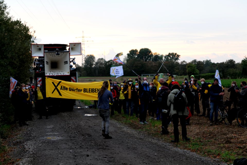 Alle Dörfer bleiben at Ende Gelände AKK finger 2020-09-26 27