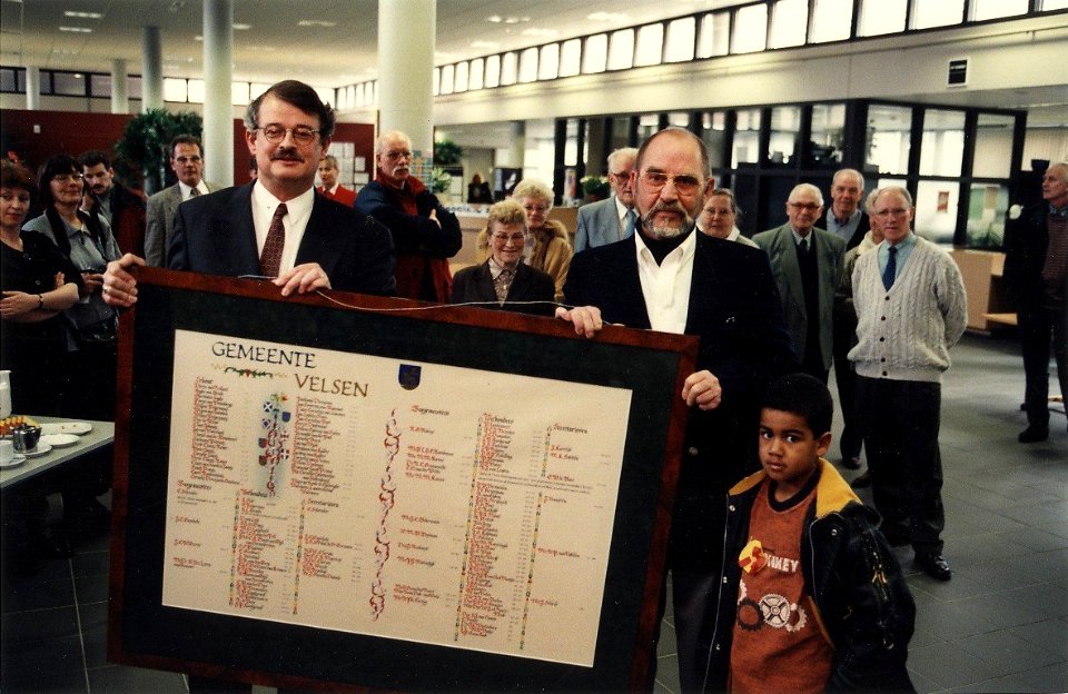 Alle Velsense burgemeesters aan de muur in het stadhuis. Simon Kansen (rechts) en wethouder Visser staan op het punt het college-register op te hangen in de publiekshal van het stadhuis. Aan, NL-HlmNHA 54036429
