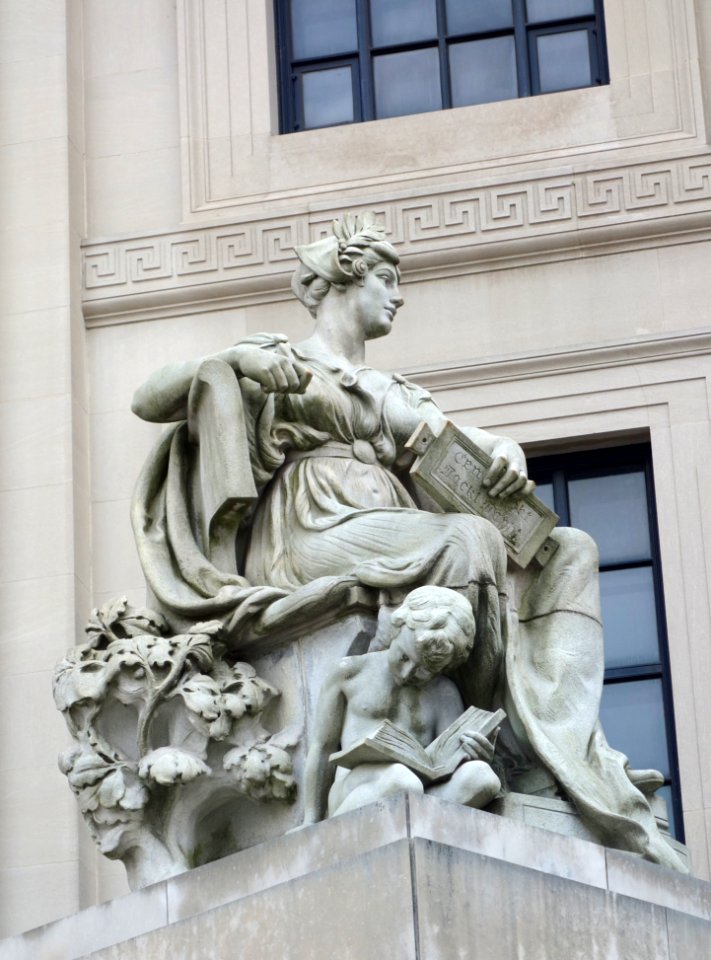 Allegorical Figure of Brooklyn, from the Manhattan Bridge, NYC - Daniel Chester French - Brooklyn Museum - DSC08221