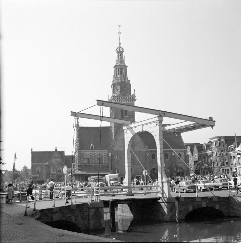 Alkmaar Waagplein met waaggebouw en met op de voorgrond de Schapenbrug, Bestanddeelnr 254-4045