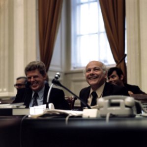 Algemene Beschouwingen Tweede Kamer (1975) Den Uyl (rechts) en Duijsenberg (lin, Bestanddeelnr 254-9697