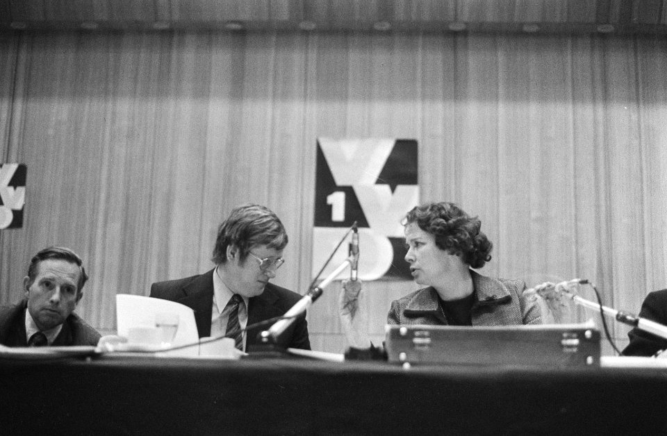 Algemene ledenvergadering VVD in Breda, Wiegel met sigaar Wiegel en voorzitter V, Bestanddeelnr 934-6587