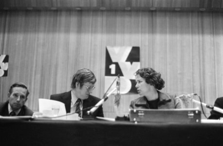 Algemene ledenvergadering VVD in Breda, Wiegel met sigaar Wiegel en voorzitter V, Bestanddeelnr 934-6587