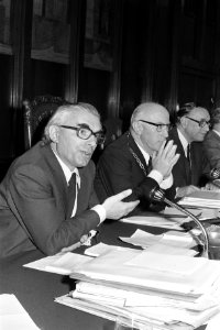 Algemene beschouwingen in Gemeenteraad van Amsterdam, Wethouder Polak (links) en, Bestanddeelnr 926-0275