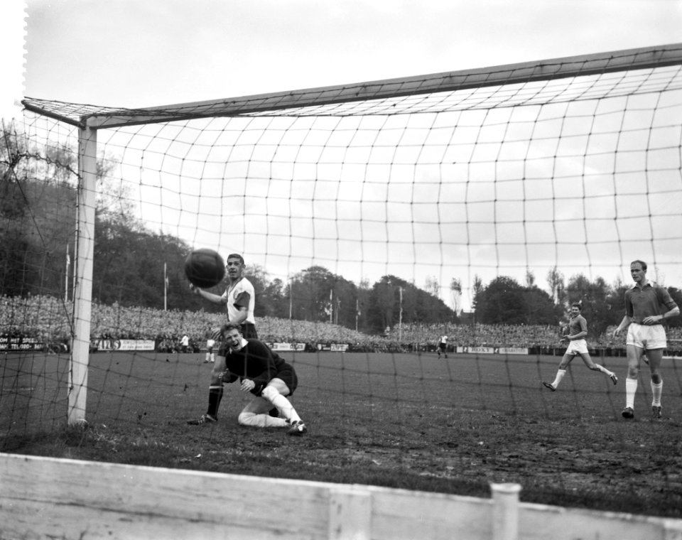 Alkmaar tegen Feyenoord 2-4, tweede doelpunt gescoord door Van der Gijp, Bestanddeelnr 911-6745