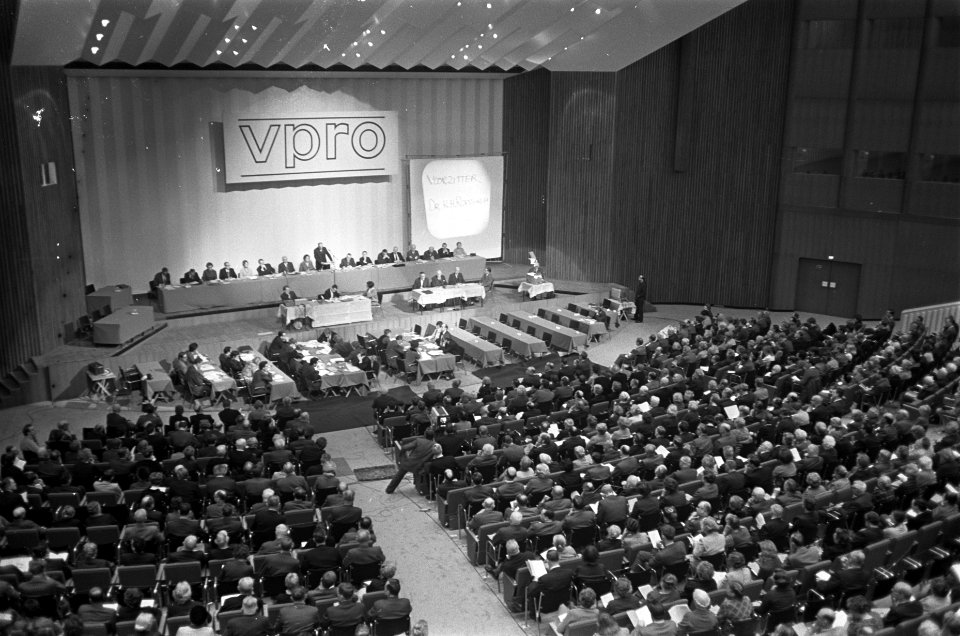 Algemene ledenvergadering van de VPRO in Congresgebouw Den Haag overzicht van de, Bestanddeelnr 921-9386