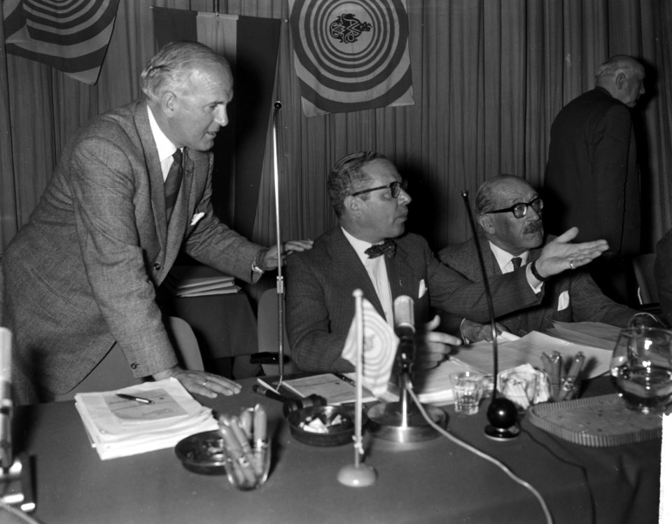 Algemene Vergadering AVRO Overzicht Mr P Nachtegaal en mr H A Wassenbergh, Bestanddeelnr 912-7167