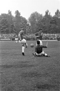 Alkmaar tegen NEC 1-2, keeper de Hond springt naar de bal rechts Smulders (NEC) , Bestanddeelnr 915-2253