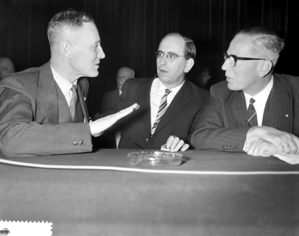 Algemene vergadering van de CHU te Bellevue, vlnr M R H Calmeyer , Minist, Bestanddeelnr 911-1757