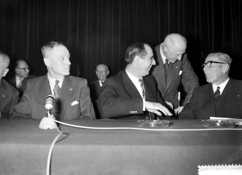 Algemene vergadering van de CHU te Bellevue, v.l.n.r. M. R. H. Calmeyer , Minist, Bestanddeelnr 911-1756