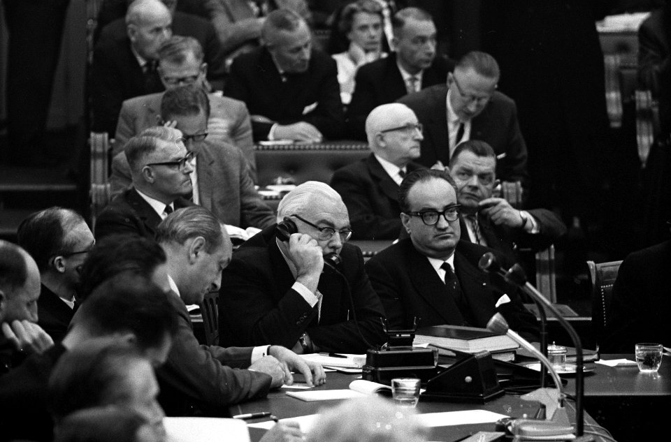 Algemene politieke beschouwingen in Tweede Kamer begonn Vrolijkheid achter de re, Bestanddeelnr 915-5844