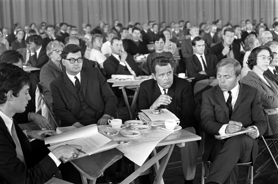 Algemene Ledenvergadering VPRO in Expohal Hilversum. Gruyters, Poelstra en F. de, Bestanddeelnr 921-4578