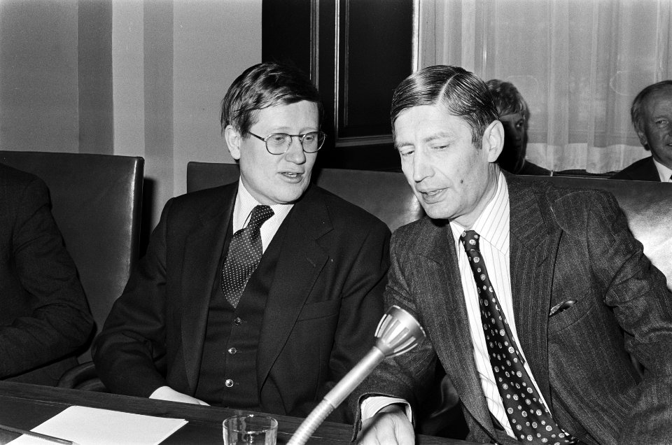 Algemene beschouwingen Eerste Kamer minister Wiegel (l) en premier Van Agt, Bestanddeelnr 929-5721