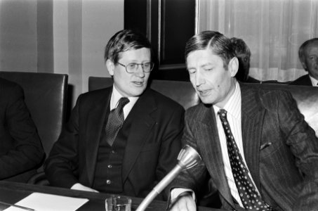 Algemene beschouwingen Eerste Kamer minister Wiegel (l) en premier Van Agt, Bestanddeelnr 929-5721