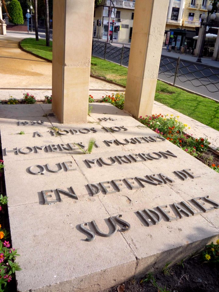 Alicante - Avenida del Doctor Gadea, Cruz de los Caídos 3