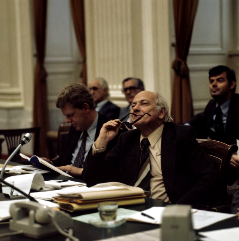 Algemene Beschouwingen Tweede Kamer (1975) Den Uyl (rechts) en Duijsenberg (lin, Bestanddeelnr 254-9696