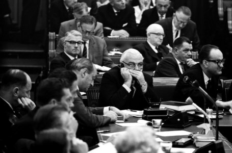 Algemene politieke beschouwingen in Tweede Kamer begonn Minister Veldkamp tijden, Bestanddeelnr 915-5841