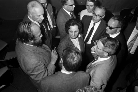 Algemene Ledenvergadering VPRO in Expohal Hilversum. Vice-voorzitter omringd doo, Bestanddeelnr 921-4571