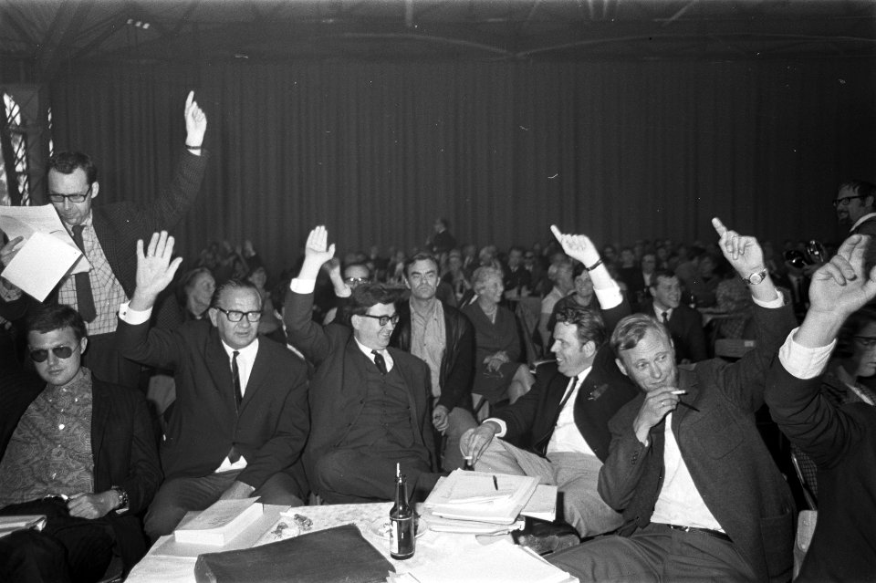 Algemene Ledenvergadering VPRO in Expohal Hilversum. Bij de stemming ds. Diekerh, Bestanddeelnr 921-4556