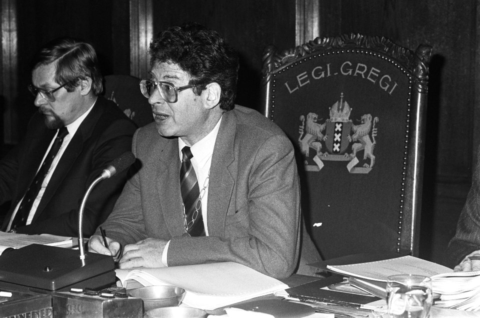 Algemene beschouwingen Amsterdamse gemeenteraad burgemeester Van Thijn (r) en w, Bestanddeelnr 933-5082