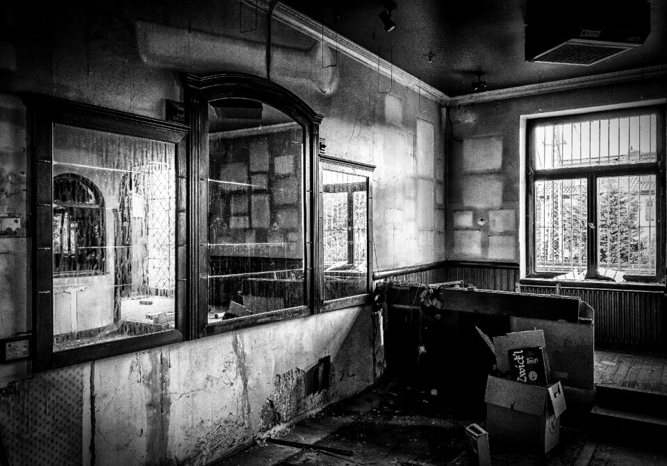 Bar mirror abandoned