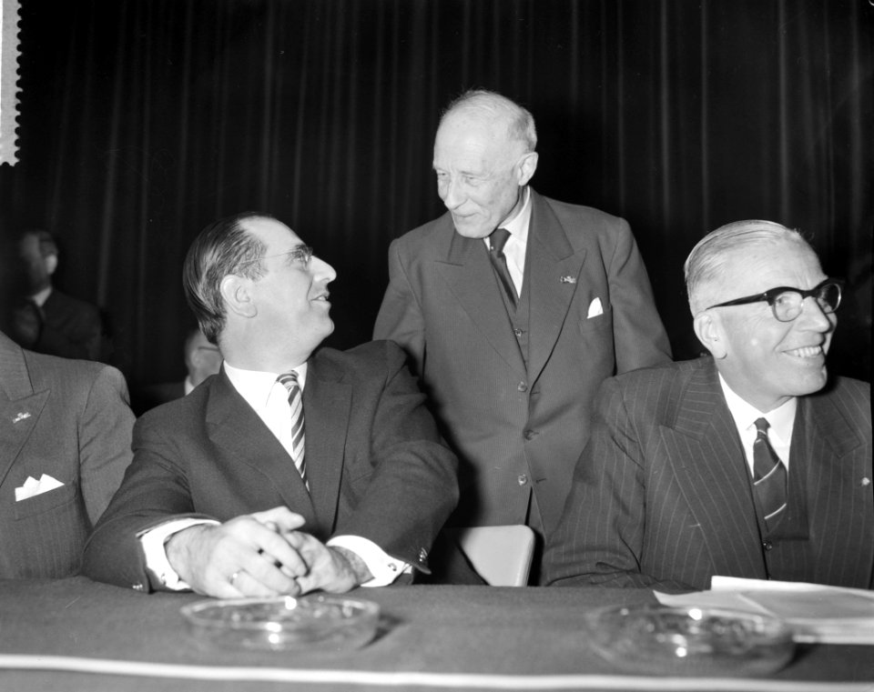 Algemene vergadering van de CHU te Bellevue, v.l.n.r. drs. J. W. de Pous , dr. H, Bestanddeelnr 911-1754