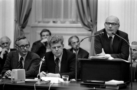Algemene Beschouwingen Tweede Kamer , vlnr Van der Stoel , Duisenberg en Den, Bestanddeelnr 926-7432