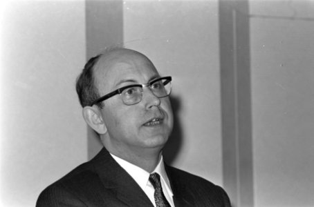 Algemene ledenvergadering van de VPRO in Congresgebouw Den Haag dr. K.H. Roessin, Bestanddeelnr 921-9391