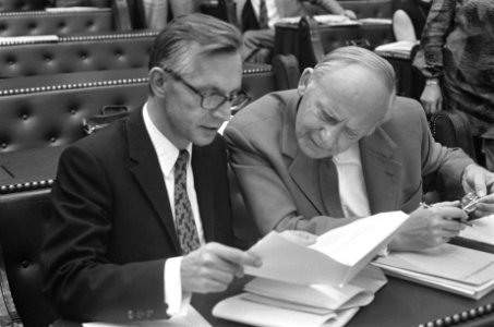 Algemene beschouwingen Tweede Kamer , Nelissen en Vondeling (PvdA) in fractieban, Bestanddeelnr 925-9456