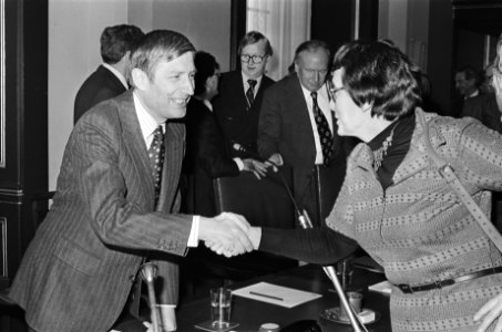 Algemene beschouwingen Eerste Kamer premier Van Agt begroet door Ien van de He, Bestanddeelnr 929-5719