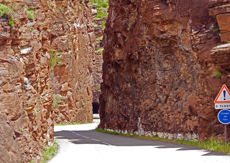 Tunnel perpendicular steep