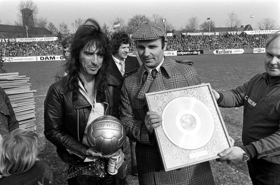 Alice Cooper (l) en Barry Hughes met gouden bal en gouden plaat, Bestanddeelnr 927-0541
