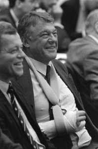 Algemene beschouwingen Tweede Kamer Hans van Mierlo met hand in verband, Bestanddeelnr 934-0945