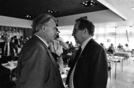 Algemene vergadering KNVB in Zeist afgetreden voorzitter André van der Louw (l), Bestanddeelnr 934-4579