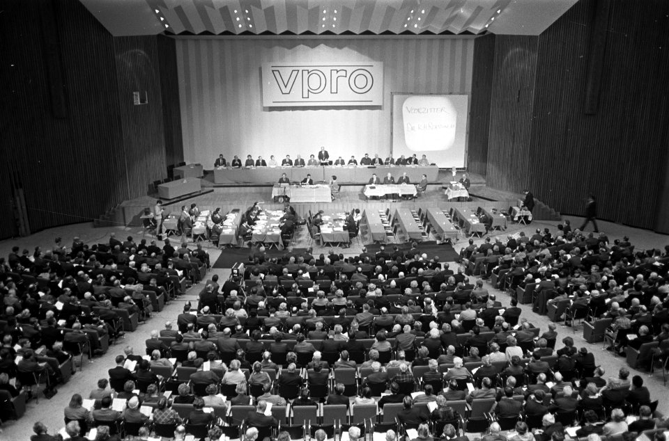 Algemene ledenvergadering van de VPRO in Congresgebouw Den Haag overzicht van de, Bestanddeelnr 921-9385
