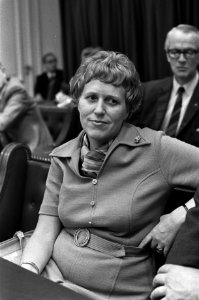 Algemene beschouwingen Tweede Kamer 19A G C van Dam (AR), 18A mevrouw Kraaye, Bestanddeelnr 928-1944