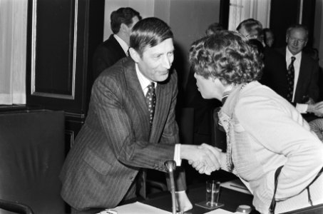 Algemene beschouwingen Eerste Kamer premier Van Agt begroet door mevrouw Van S, Bestanddeelnr 929-5718