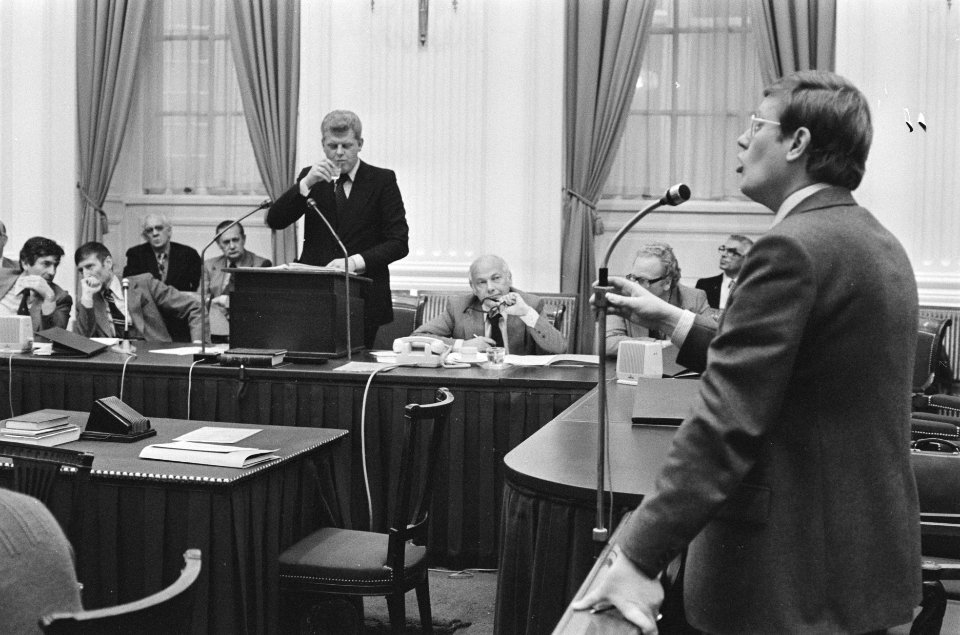 Algemene Beschouwingen Tweede Kamer Wiegel (r) interrumpeert, achter de regeri, Bestanddeelnr 928-8303