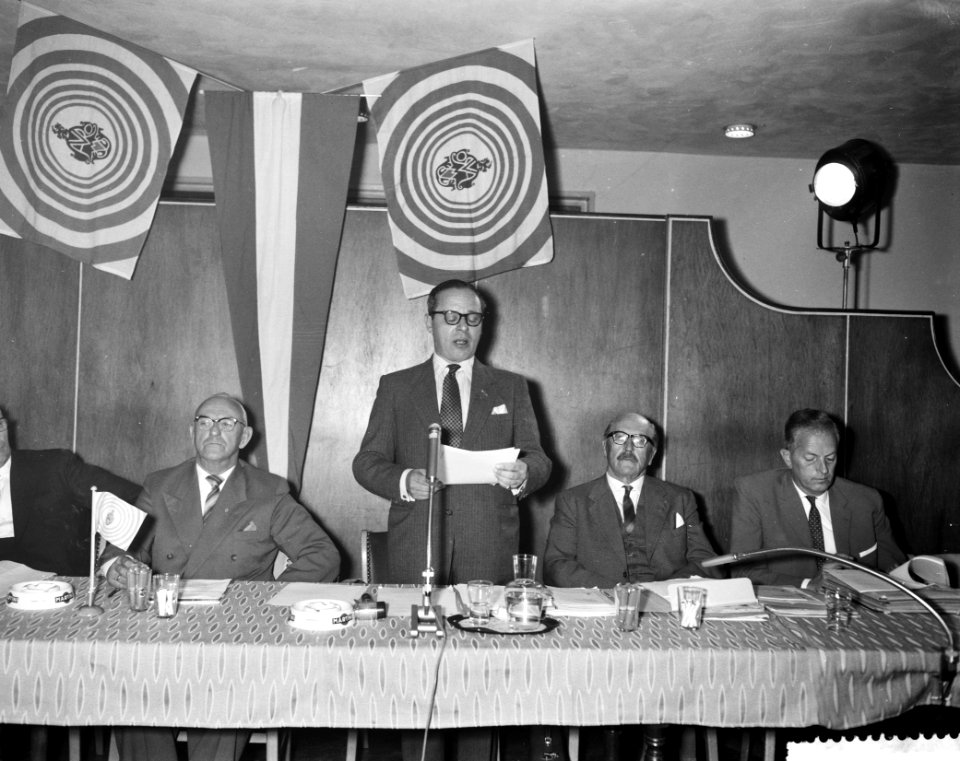 Algemene jaarvergadering van de AVRO te Assen, voorzitter van de AVRO jhr Th R, Bestanddeelnr 911-4104