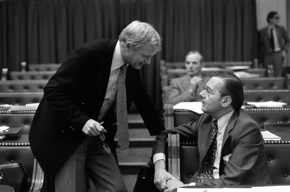Algemene beschouwingen Tweede Kamer Andriessen (links) en Notenboom (KVP), Bestanddeelnr 928-1972