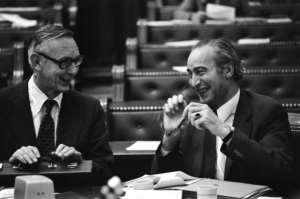 Algemene beschouwingen Tweede Kamer minister Van der Stoel (links) en Vredelin, Bestanddeelnr 928-1958