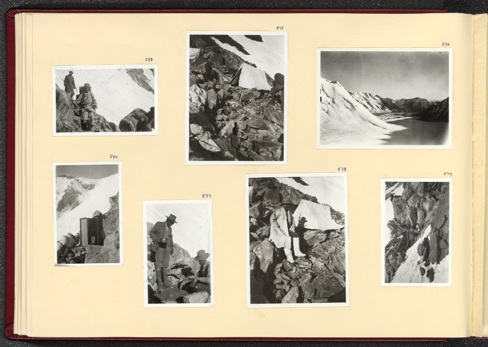 Albumblad met zeven fotos. Linksboven koelies in kamp 6 linksonder de bagage, Bestanddeelnr 24 36