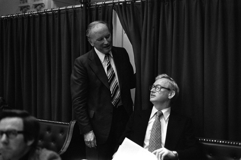 Algemene beschouwingen Tweede Kamer Kruisinga (links) en Andriessen (rechts), Bestanddeelnr 928-1936
