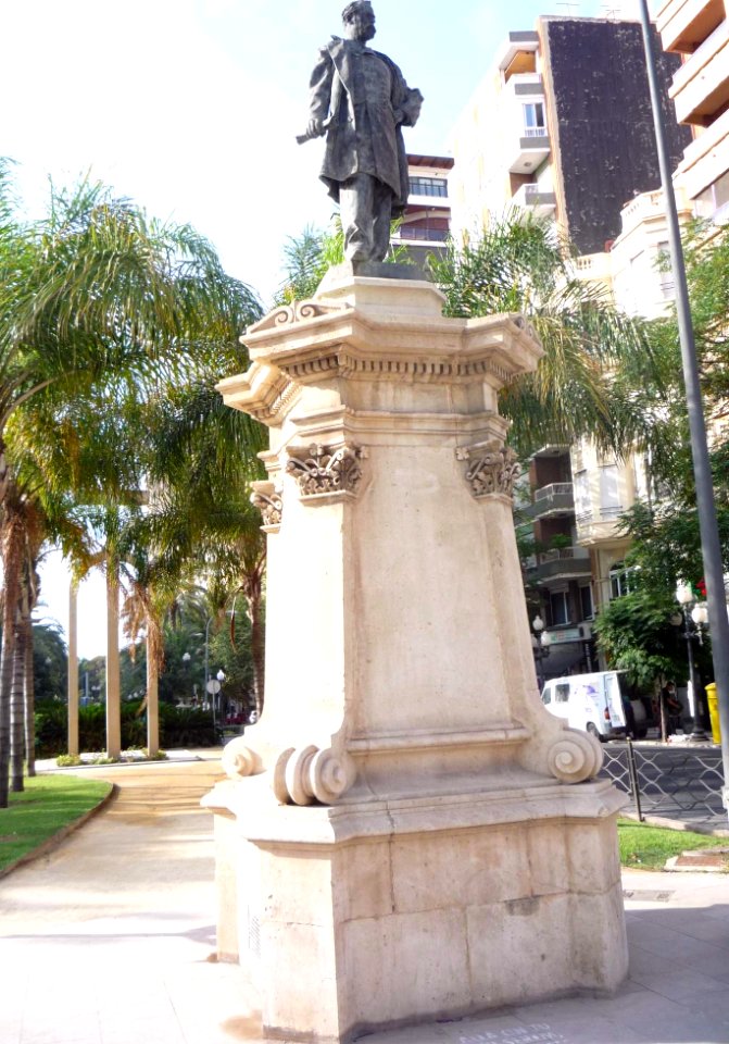Alicante - Avenida del Doctor Gadea, Monumento a Eleuterio Maisonnave 2