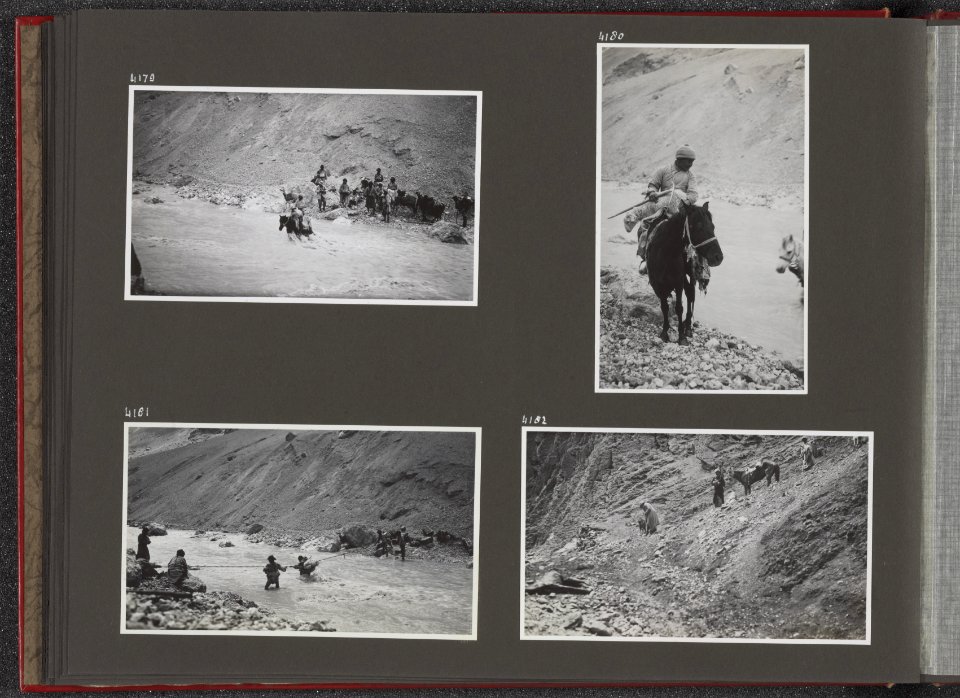 Albumblad met vier fotos. Linksboven doorwaadbare oversteekplaats in een rivie, Bestanddeelnr 39 24