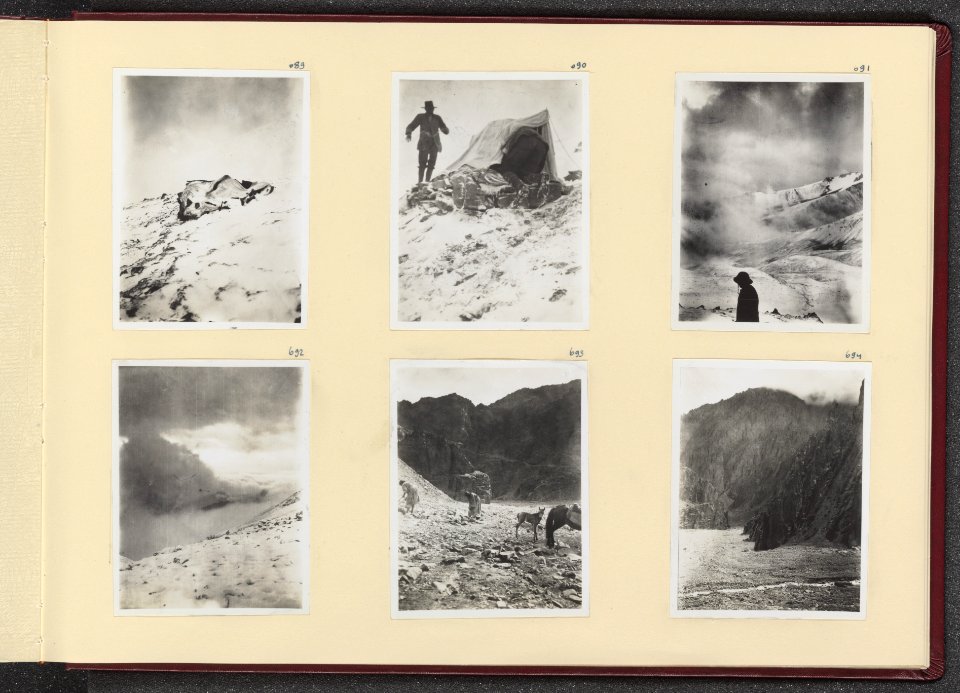 Albumblad met zes fotos. Linksboven ondergesneeuwde koelies bij kamp 2 voorbij, Bestanddeelnr 24 55