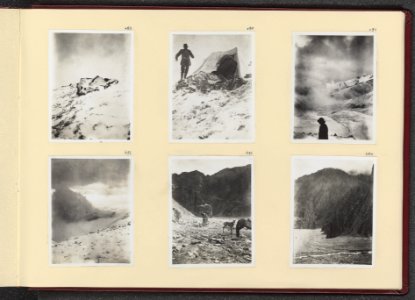 Albumblad met zes fotos. Linksboven ondergesneeuwde koelies bij kamp 2 voorbij, Bestanddeelnr 24 55