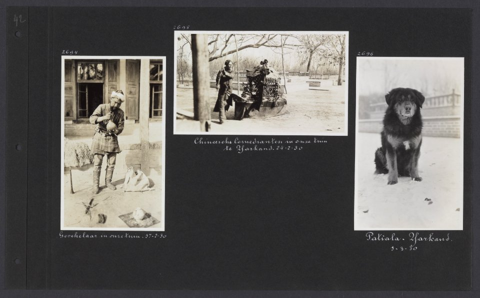 Albumblad met drie foto's. Links een goochelaar in Yarkand midden Chinese kom, Bestanddeelnr 33 85
