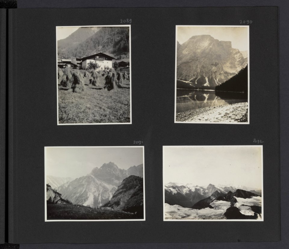 Albumblad met vier fotos. Linksboven een boerderij in Zwitserland met op de vo, Bestanddeelnr 31 47