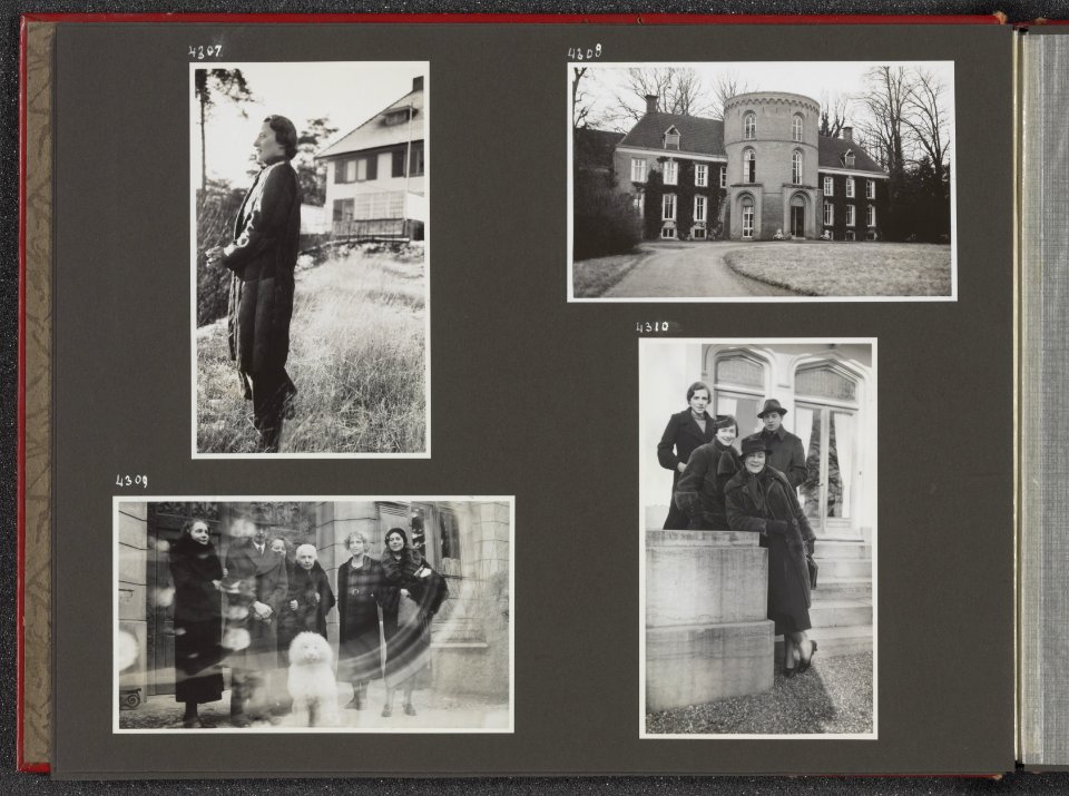 Albumblad met vier fotos. Linksboven een dame staat voor een grote villa. Rech, Bestanddeelnr 40 08